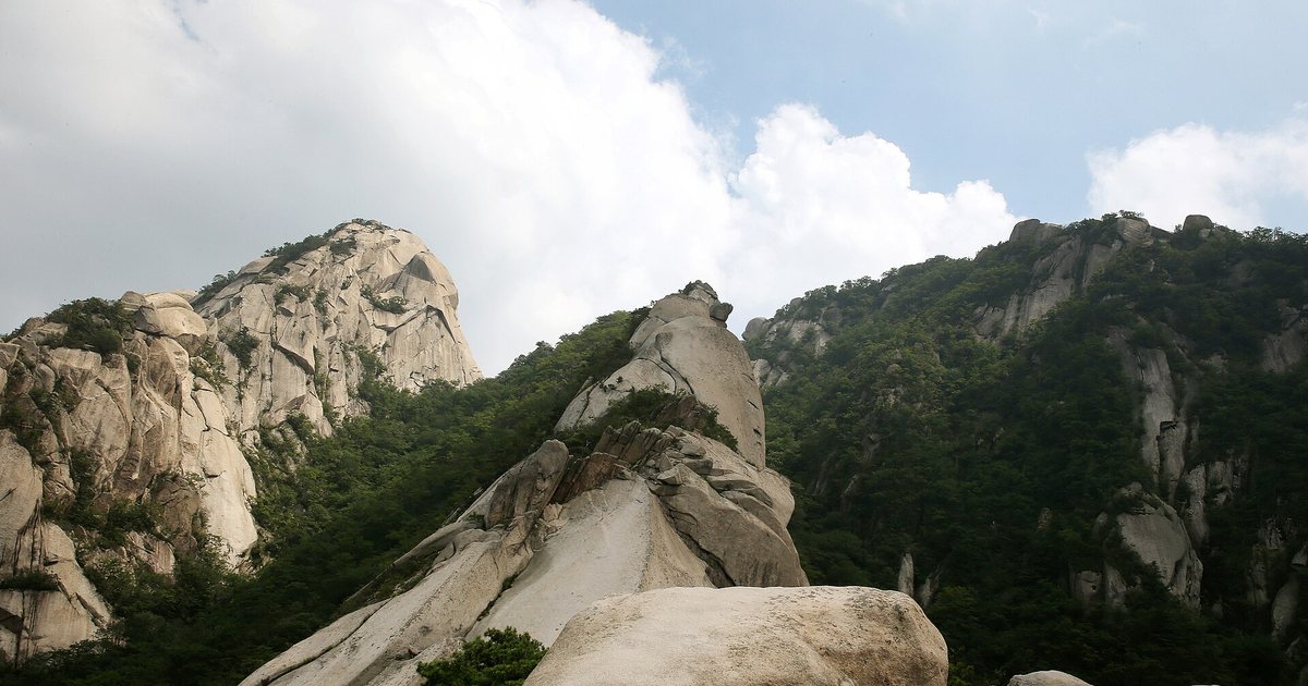 Bukhansan peak view Seoul — Bukhansan National Park hiking guide: Easiest routes, transport, and fall foliage timing