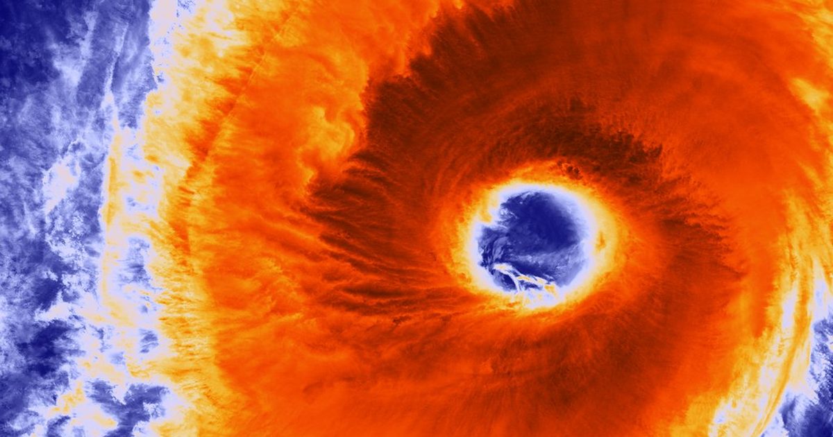 Typhoon Champi Develops Massive Eye — 슈퍼 태풍 기준, 슈퍼 태풍은 무엇을 기준으로 분류될까요? 일반 태풍과 어떤 점이 다를까요?